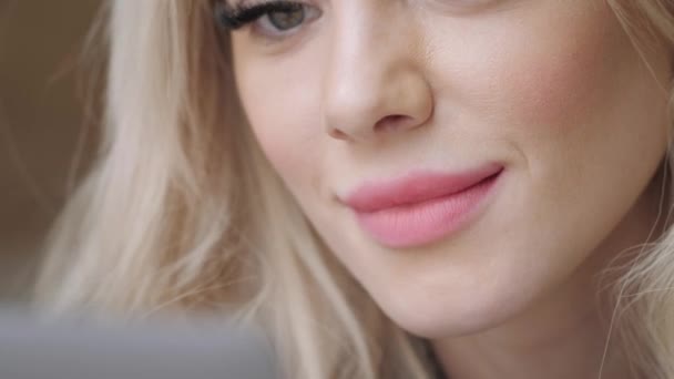 Belle Femme Blonde Allongée Sur Lit Avec Ordinateur Portable Aluminium — Video