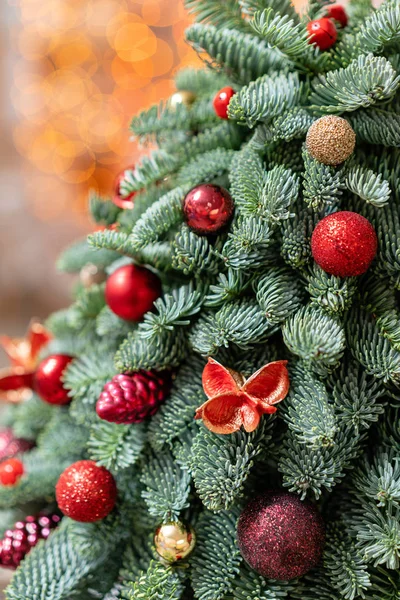 Bela pequena árvore de Natal decorada em mesa de madeira escura. Bom humor. Garland bokeh no fundo. Papel de parede. Pinheiro e abeto dinamarqueses, Nobilis — Fotografia de Stock
