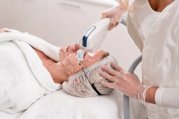 Anti acne fototherapie met professionele apparatuur. Mooie vrouw in de schoonheidssalon tijdens foto verjonging procedure. Laserbehandeling gezicht huid bij cosmetische kliniek. Hardware cosmetologie — Stockfoto