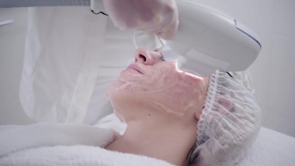 Acne Fototherapie Met Professionele Apparatuur Mooie Vrouw Schoonheidssalon Tijdens Foto — Stockvideo