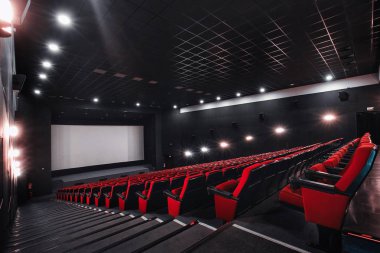Rusya, Nizhny Novgorod - 23 Nisan 2014: Mir sinema. Boş kırmızı sinema salonu koltuk, rahat ve yumuşak sandalyeler. Ekranda beyaz boşluk ile perspektif oditoryum görüntülemek