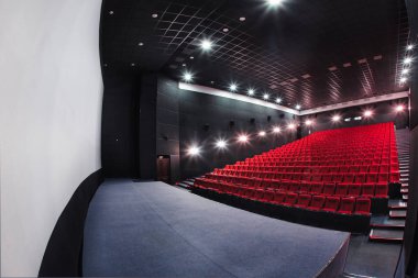Rusya, Nizhny Novgorod - 23 Nisan 2014: Mir sinema. Boş kırmızı sinema salonu koltuk, rahat ve yumuşak sandalyeler. Ekranda beyaz boşluk ile perspektif oditoryum görüntülemek