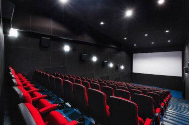 Rusya, Nizhny Novgorod - 23 Nisan 2014: Mir sinema. Boş kırmızı sinema salonu koltuk, rahat ve yumuşak sandalyeler. Ekranda beyaz boşluk ile perspektif oditoryum görüntülemek