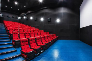 Rusya, Nizhny Novgorod - 23 Nisan 2014: Mir sinema. Boş kırmızı sinema salonu koltuk, rahat ve yumuşak sandalyeler. Ekranda beyaz boşluk ile perspektif oditoryum görüntülemek