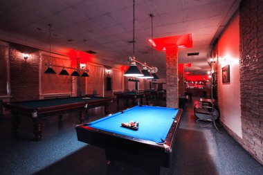 Rusya, Nizhny Novgorod - 23 Nisan 2014: Mir sinema ve eğlence merkezi. İç ışıklarla aydınlatılmış bilardo tablolar olan bir kulüp. büyük yeşil ve mavi bilardo masası