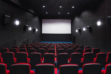 Rusya, Nizhny Novgorod - 23 Nisan 2014: Mir sinema. Boş kırmızı sinema salonu koltuk, rahat ve yumuşak sandalyeler. Ekranda beyaz boşluk ile perspektif oditoryum görüntülemek