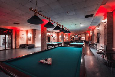 Rusya, Nizhny Novgorod - 23 Nisan 2014: Mir sinema ve eğlence merkezi. İç ışıklarla aydınlatılmış bilardo tablolar olan bir kulüp. büyük yeşil bilardo masası