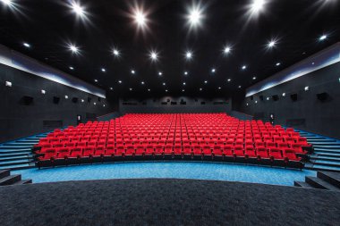 Rusya, Nizhny Novgorod - 29 Mayıs 2014: Ekim sinema. Boş kırmızı sinema salonu koltuk, rahat ve yumuşak sandalyeler. Perspektif oditoryum görünümü