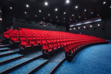 Rusya, Nizhny Novgorod - 29 Mayıs 2014: Ekim sinema. Boş kırmızı sinema salonu koltuk, rahat ve yumuşak sandalyeler. Perspektif oditoryum görünümü