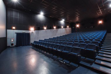 Rusya, Nizhny Novgorod - 26 Nisan 2014: Sormovsky sinema. Boş mavi sinema salonu koltuk, rahat ve yumuşak sandalyeler. Perspektif oditoryum görünümü