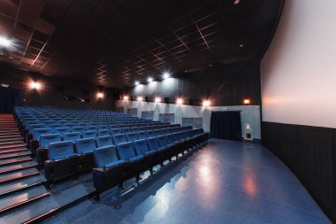 Rusya, Nizhny Novgorod - 26 Nisan 2014: Sormovsky sinema. Boş mavi sinema salonu koltuk, rahat ve yumuşak sandalyeler. Perspektif oditoryum görünümü