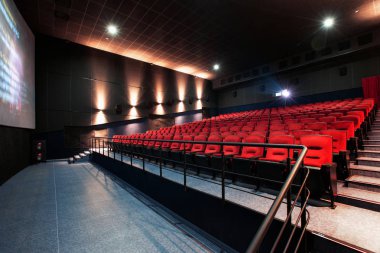Rusya, Nizhny Novgorod - 26 Nisan 2014: Sormovsky sinema. Boş kırmızı sinema salonu koltuk, rahat ve yumuşak sandalyeler. Perspektif oditoryum görünümü