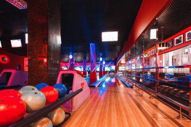Rusya, Nizhny Novgorod - 26 Nisan 2014: Sormovsky sinema ve eğlence merkezi. Modern iç parlak ve renkli bowling Club. Görünüm bowling lanes haddeleme