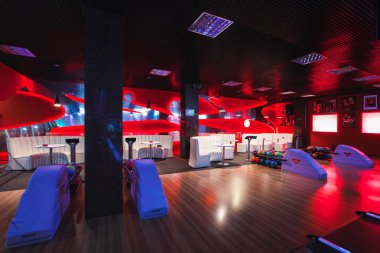 Rusya, Nizhny Novgorod - 26 Nisan 2014: Sormovsky sinema ve eğlence merkezi. Modern iç parlak ve renkli bowling Club. Görünüm bowling lanes haddeleme