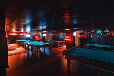 Rusya, Nizhny Novgorod - 26 Nisan 2014: Sormovsky sinema ve eğlence merkezi. İç ışıklarla aydınlatılmış bilardo tablolar olan bir kulüp. büyük yeşil bilardo masası