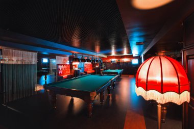 Rusya, Nizhny Novgorod - 26 Nisan 2014: Sormovsky sinema ve eğlence merkezi. İç ışıklarla aydınlatılmış bilardo tablolar olan bir kulüp. büyük yeşil bilardo masası