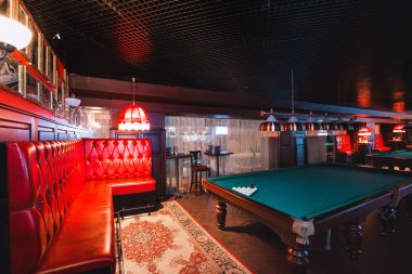 Rusya, Nizhny Novgorod - 26 Nisan 2014: Sormovsky sinema ve eğlence merkezi. İç ışıklarla aydınlatılmış bilardo tablolar olan bir kulüp. büyük yeşil bilardo masası