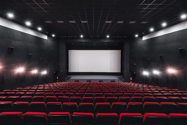 Russia, Nizhny Novgorod - may 23, 2014: Mir Cinema. Empty red cinema hall seats, comfortable and soft chairs. Perspective auditorium view with white space on the screen — Stock Photo, Image