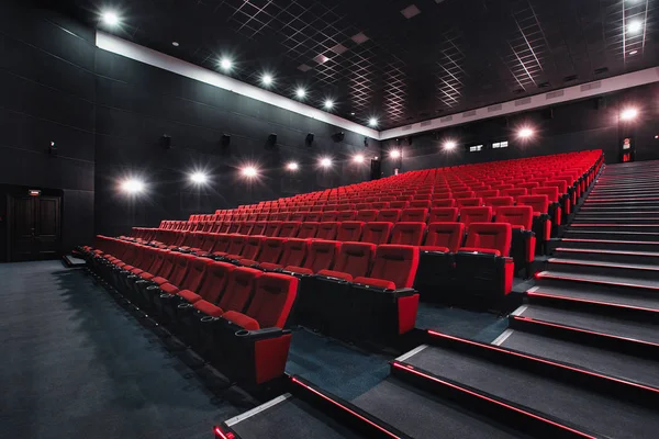 Russie, Nijni Novgorod - 23 mai 2014 : Cinéma Mir. Salles de cinéma rouges vides, chaises confortables et douces. Vue perspective de l'auditorium — Photo