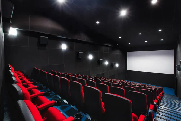 Rússia, Nizhny Novgorod - 23 de maio de 2014: Mir Cinema. Assentos do salão de cinema vermelho vazio, cadeiras confortáveis e macias. Perspectiva de exibição de auditório com espaço em branco na tela — Fotografia de Stock