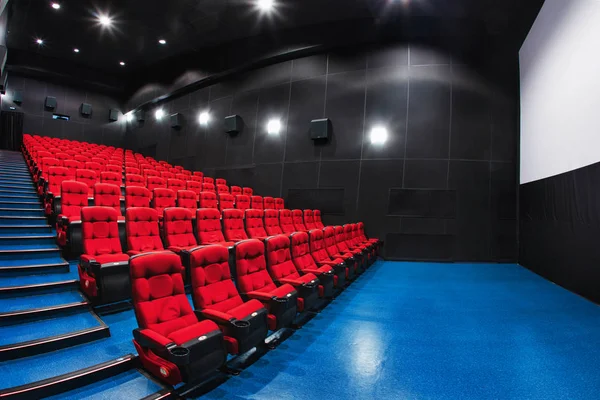 Rússia, Nizhny Novgorod - 23 de maio de 2014: Mir Cinema. Assentos do salão de cinema vermelho vazio, cadeiras confortáveis e macias. Perspectiva de exibição de auditório com espaço em branco na tela — Fotografia de Stock
