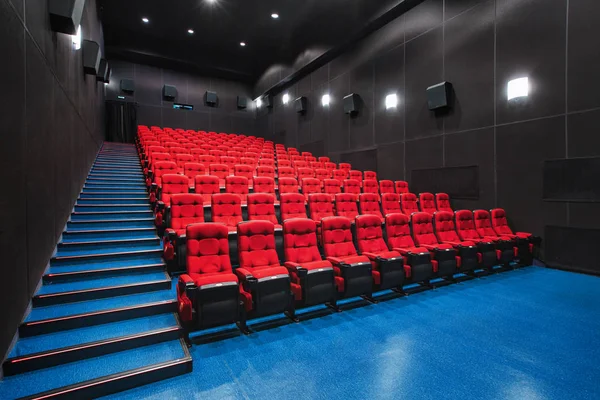 Rusia, Nizhny Novgorod - 23 de mayo de 2014: Mir Cinema. Asientos de sala de cine rojo vacíos, sillas cómodas y suaves. Vista panorámica del auditorio —  Fotos de Stock