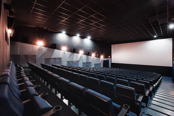 Rusya, Nizhny Novgorod - 26 Nisan 2014: Sormovsky sinema. Boş mavi sinema salonu koltuk, rahat ve yumuşak sandalyeler. Perspektif oditoryum görünümü