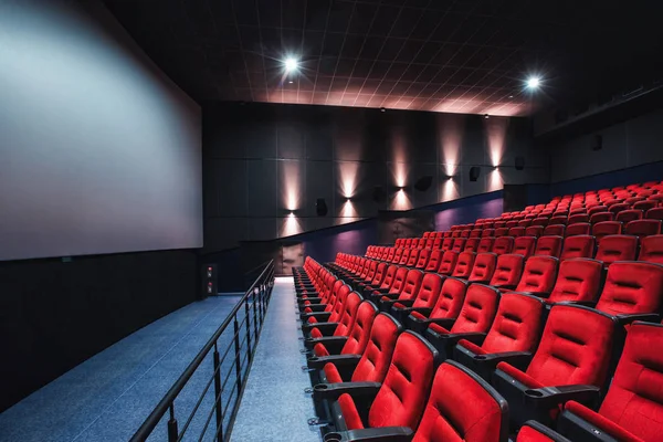 Russie, Nijni Novgorod - 26 mai 2014 : Sormovsky Cinema. Salles de cinéma rouges vides, chaises confortables et douces. Vue perspective de l'auditorium avec espace blanc à l'écran — Photo