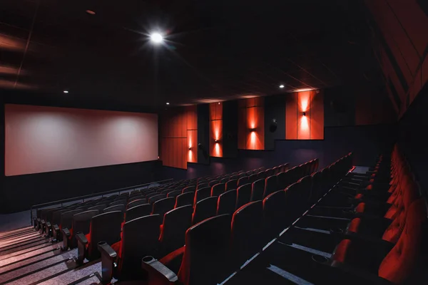 Rusia, Nizhny Novgorod - 26 de mayo de 2014: Cine Sormovsky. Asientos de sala de cine rojo vacíos, sillas cómodas y suaves. Vista panorámica del auditorio — Foto de Stock