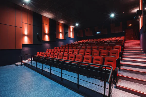 Russia, Nizhny Novgorod - may 26, 2014: Sormovsky Cinema. Empty red cinema hall seats, comfortable and soft chairs. Perspective auditorium view — Stock Photo, Image