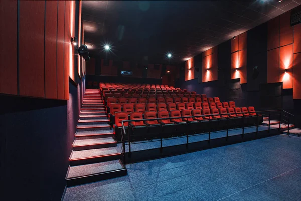 Rusia, Nizhny Novgorod - 26 de mayo de 2014: Cine Sormovsky. Asientos de sala de cine rojo vacíos, sillas cómodas y suaves. Vista panorámica del auditorio —  Fotos de Stock