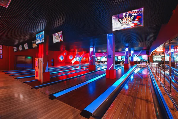 Rusia, Nizhny Novgorod - 26 de mayo de 2014: Centro de Cine y Entretenimiento Sormovsky. Interior moderno de club de bolos brillante y colorido. Vista de las pistas de bolos —  Fotos de Stock