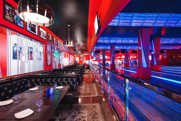 Rusia, Nizhny Novgorod - 26 de mayo de 2014: Centro de Cine y Entretenimiento Sormovsky. Interior moderno de club de bolos brillante y colorido. Vista de las pistas de bolos —  Fotos de Stock