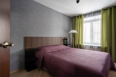 Rusya, Nizhny Novgorod - 10 Ocak 2018: Özel daire. İç tasarım. İç modern küçük yatak odası büyük çift kişilik yatak ile. aynalar ile çalışırken kapaklı dolap.