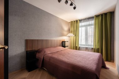 Rusya, Nizhny Novgorod - 10 Ocak 2018: Özel daire. İç tasarım. İç modern küçük yatak odası büyük çift kişilik yatak ile. aynalar ile çalışırken kapaklı dolap.