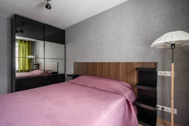 Rusya, Nizhny Novgorod - 10 Ocak 2018: Özel daire. İç tasarım. İç modern küçük yatak odası büyük çift kişilik yatak ile. aynalar ile çalışırken kapaklı dolap.