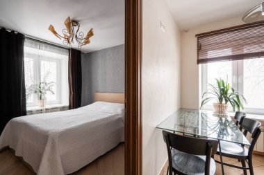 Rusya, Nizhny Novgorod - 10 Ocak 2018: Özel daire. İç tasarım. Mutfak ve yatak odası görünümünü. Büyük çift kişilik yatak ile modern küçük yatak odası iç.