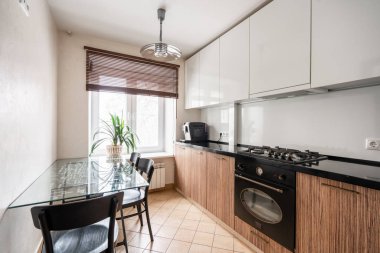 Rusya, Nizhny Novgorod - 10 Ocak 2018: Özel daire. İç tasarım. Wenge ve beyaz renklerde küçük modern mutfak. yemek masası, Ocak, kahve makinesi