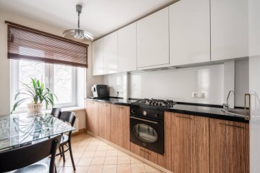 Rusya, Nizhny Novgorod - 10 Ocak 2018: Özel daire. İç tasarım. Wenge ve beyaz renklerde küçük modern mutfak. yemek masası, Ocak, kahve makinesi