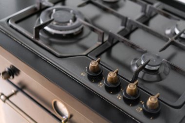 Modern gaz yakıcı ve hob bir mutfak grubu hakkında. Koyu siyah renkli ve modern bir dairede ahşap küçük mutfak