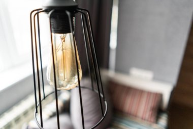 loft tarzı demir abajur ile modern daire iç oturma odasında bir ampul. Vintage tarzı Işık Ampüller. cam ampuller ile duvarda bir spiral yuvarlak.