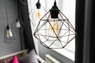 loft tarzı demir abajur ile modern daire iç oturma odasında bir ampul. Vintage tarzı Işık Ampüller. cam ampuller ile duvarda bir spiral yuvarlak.