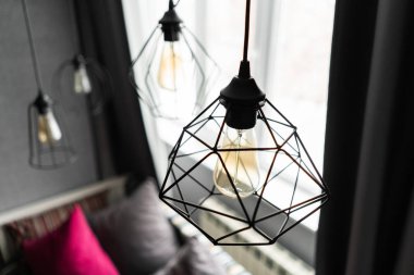 loft tarzı demir abajur ile modern daire iç oturma odasında bir ampul. Vintage tarzı Işık Ampüller. cam ampuller ile duvarda bir spiral yuvarlak.