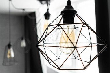 loft tarzı demir abajur ile modern daire iç oturma odasında bir ampul. Vintage tarzı Işık Ampüller. cam ampuller ile duvarda bir spiral yuvarlak.