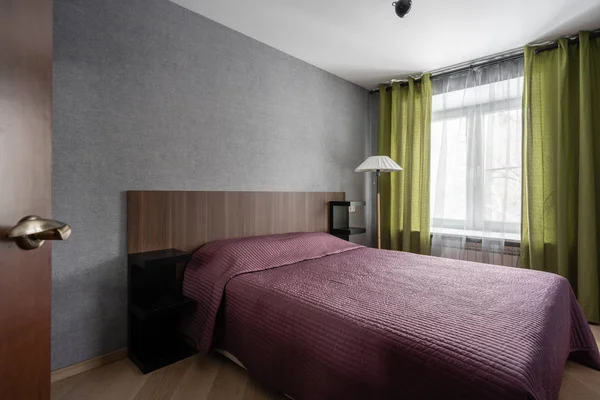 Rusya, Nizhny Novgorod - 10 Ocak 2018: Özel daire. İç tasarım. İç modern küçük yatak odası büyük çift kişilik yatak ile. aynalar ile çalışırken kapaklı dolap.