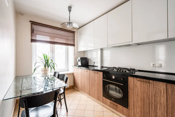 俄罗斯 下诺夫哥罗德 2018年1月10日 2018年1月10日 私人公寓 室内设计 白色和文格色的小型现代厨房 煤气灶 咖啡机 — 图库照片