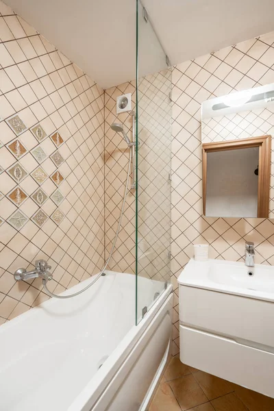 Rusia, Nizhny Novgorod - 10 de enero de 2018: Apartamento privado. interior de Baño pequeño con tubo de baño y lavabo — Foto de Stock