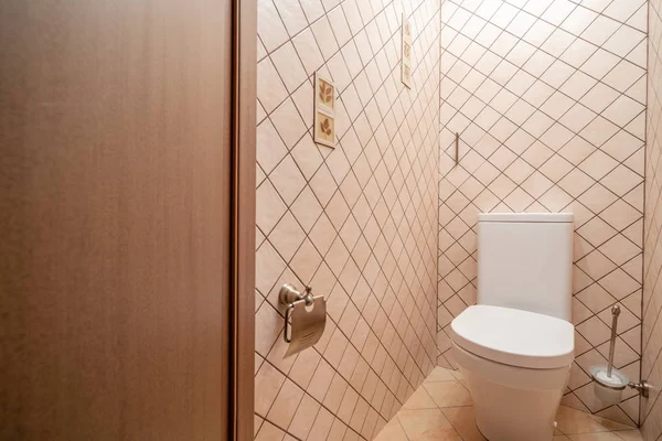 Rusia, Nizhny Novgorod - 10 de enero de 2018: Apartamento privado. Moderno inodoro empotrado o WC en baño pequeño — Foto de Stock