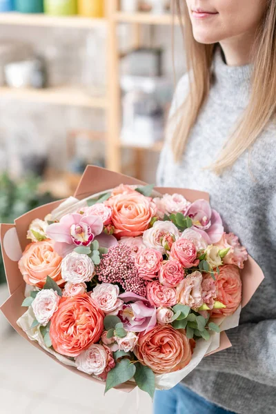 美丽的新鲜切花混合鲜花在女人的手。花店的花商的作品。精致的柔和色调颜色 — 图库照片