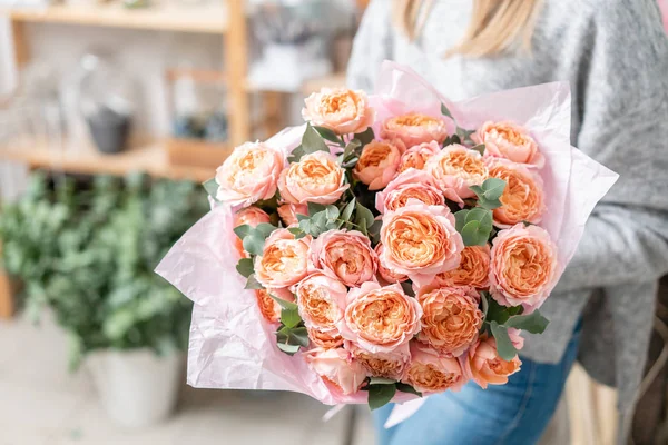 güzel taze karışık çiçekli buket kadın elinde kesilmiş. bir çiçek mağazası, çiçekçi iş